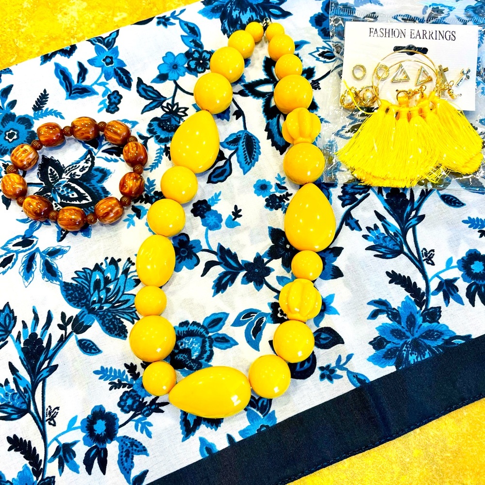 Fashion Set Two Vintage Pieces: Chunky Beaded Necklace & Bracelet & New Earrings